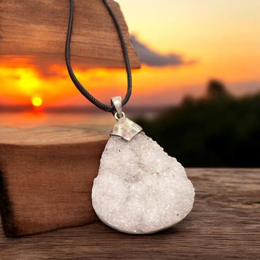 Agate Necklace - Beautifully Crafted Natural Stone Pendant for Fashion and Healing Energy