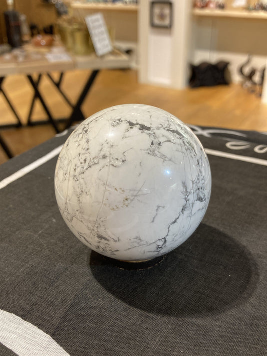 Howlite Sphere ( 390g)